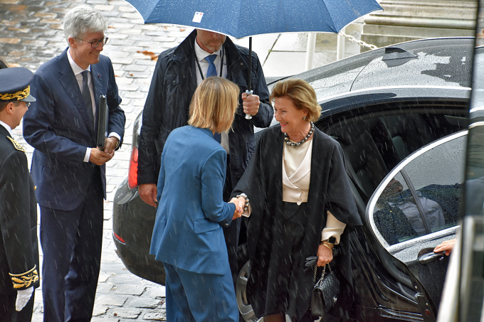 Queen Sonja was greeted by French Culture Minister Francoise Nyssen. Photo: Liv Anette Luane, The Royal Court